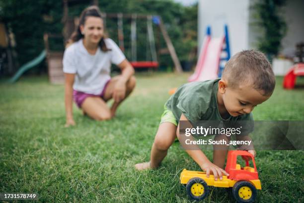 Caminhão Colorido Em Um Fundo Cor-de-rosa, Artigos De Papelaria Do Brinquedo  Na Parte Traseira Foto de Stock - Imagem de jogo, cabine: 142536250