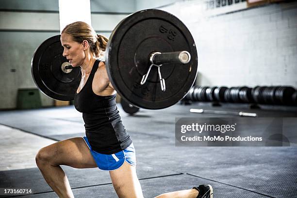 woman doing gym lunges - snatch weightlifting 個照片及圖片檔