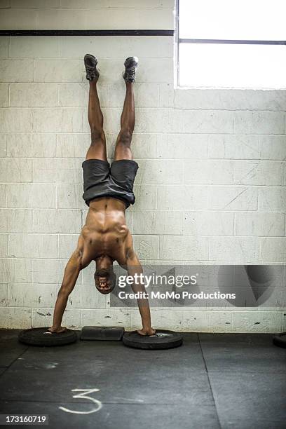 man doing handstand pushups - fare la verticale sulle mani foto e immagini stock