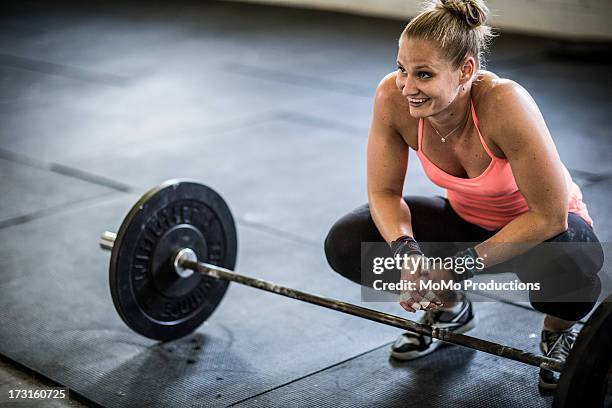 woman rest in between weightlifting sets - barra de peso - fotografias e filmes do acervo