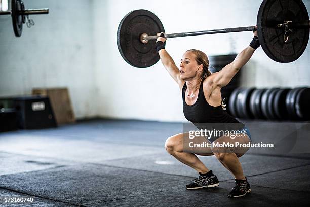 woman doing gym snatch - crossfit fotografías e imágenes de stock