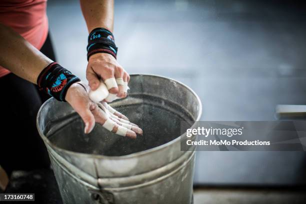 Moan Rubbing Chalk On Hands At Gym, Foto de stock