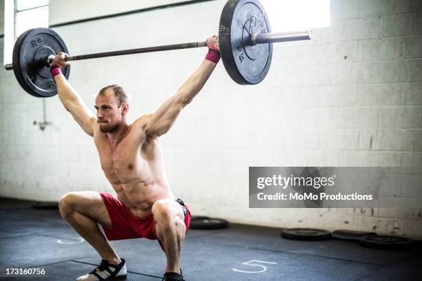 Man Doing Gym Snatch, Foto de stock