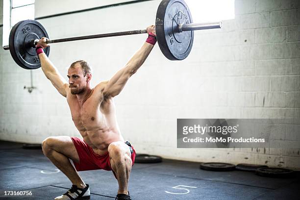 man doing gym/snatch - snatch weightlifting 個照片及圖片檔