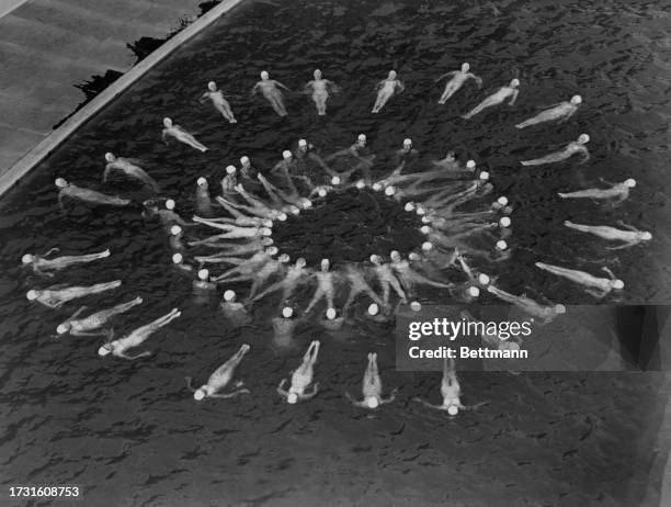 Synchronised swimmers during a performance of Billy Rose's 'Aquacade' revue show at the New York World's Fair, 1939.