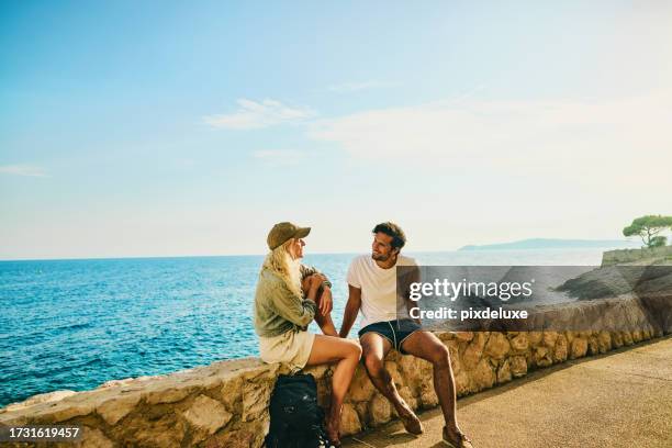 junges erwachsenes paar genießt eine wanderung entlang der küste der côte d'azur in südfrankreich. - region provence alpes côte dazur stock-fotos und bilder