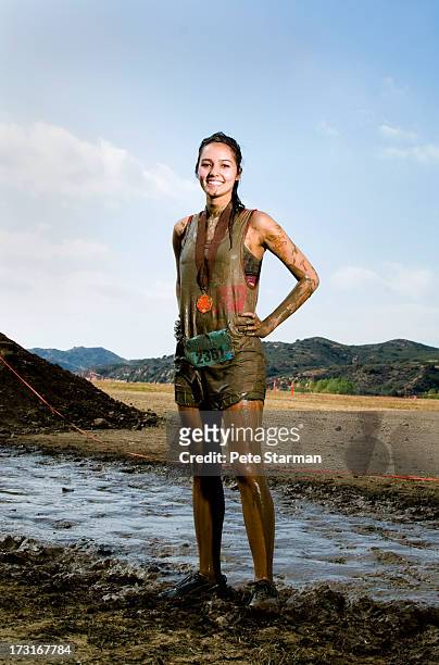 teen competing in mud run( 18-25) yrs old. - teilnehmen stock-fotos und bilder