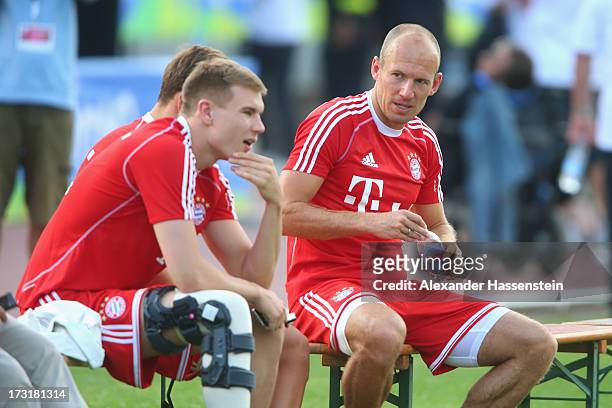 Arjen Robben of Bayern Muenchen looks on with his team mates Mario Goetze and Holger Badstuber during the friendly match between Brescia Calcio and...