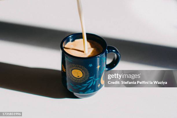 creamer pouring in espresso cup - hafermilch stock-fotos und bilder