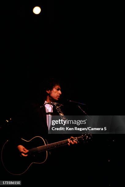 Singer Bob Dylan is photographed performing in July 1989 in Pittsburgh, Pennsylvania. CREDIT MUST READ: Ken Regan/Camera 5 via Contour by Getty...