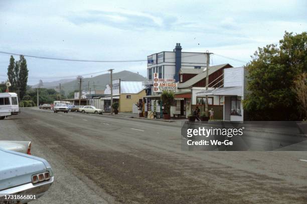 historisches foto aus dem jahr 1989, fish and chips restaurant in waihau bay. - nz house and driveway stock-fotos und bilder