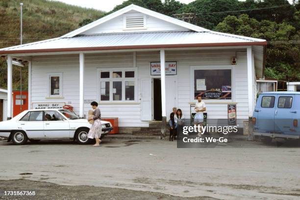 historisches foto aus dem jahr 1989, postamt in waihau bay. - nz house and driveway stock-fotos und bilder