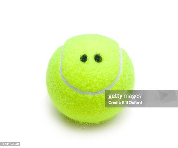 souriant balle de tennis - balle de tennis photos et images de collection