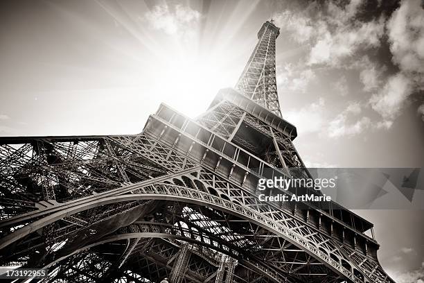 eiffel tower - eiffel tower paris stock pictures, royalty-free photos & images