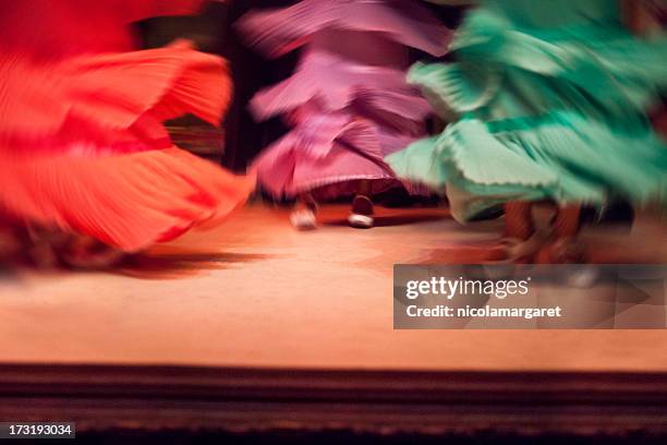 spettacolo di flamenco - flamenco danza tradizionale foto e immagini stock