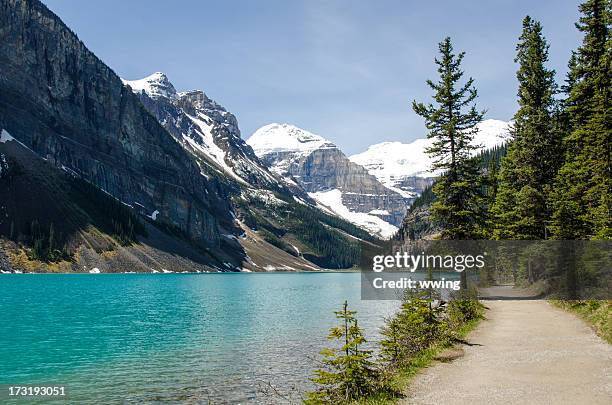 chateau lake louise trail - orilla del lago fotografías e imágenes de stock