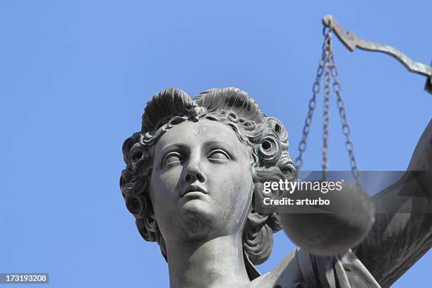 schöne alte lady justice lady knox geyser gesicht mit perfekte blauer himmel - justitia-waage stock-fotos und bilder