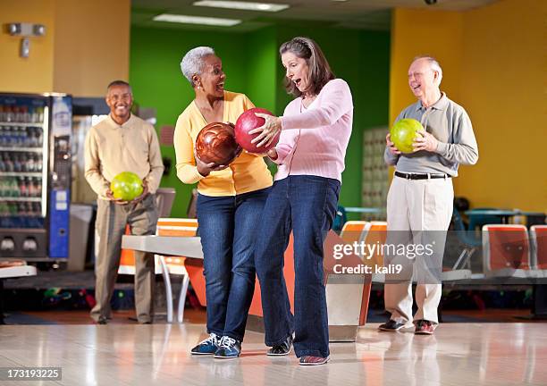 senioren beim bowling alley - bowling woman stock-fotos und bilder