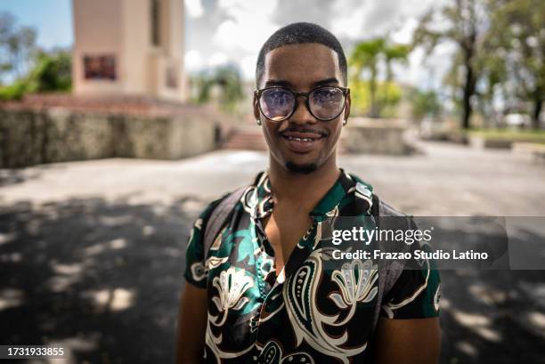 porträt eines jungen mannes im freien - dominikanischer abstammung stock-fotos und bilder