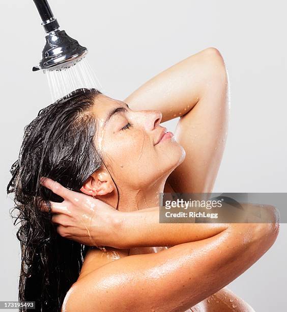 femme dans la douche - se laver les cheveux photos et images de collection