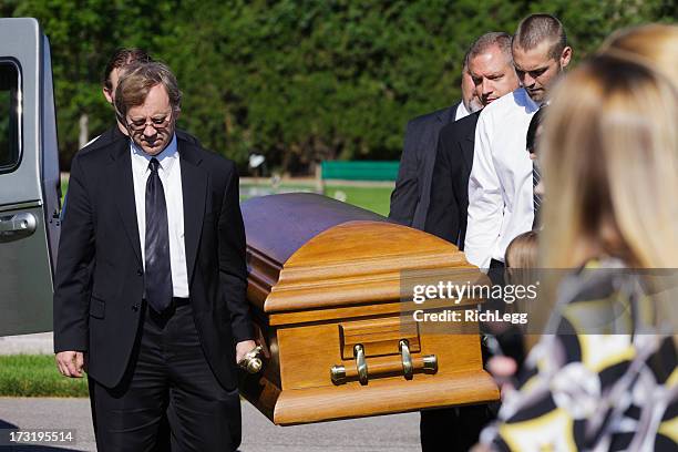 funerale pallbearers - hearse foto e immagini stock