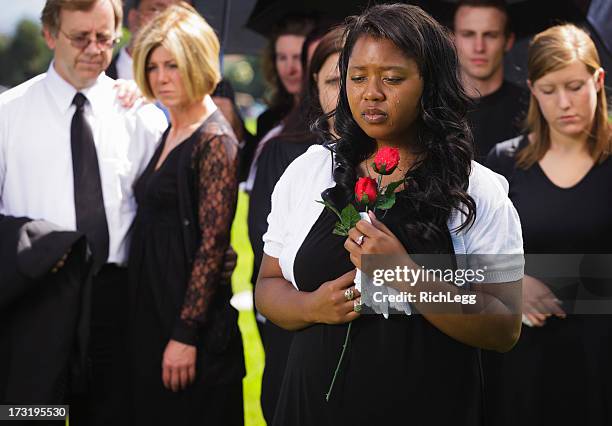 mujer en un funeral - enterrado fotografías e imágenes de stock