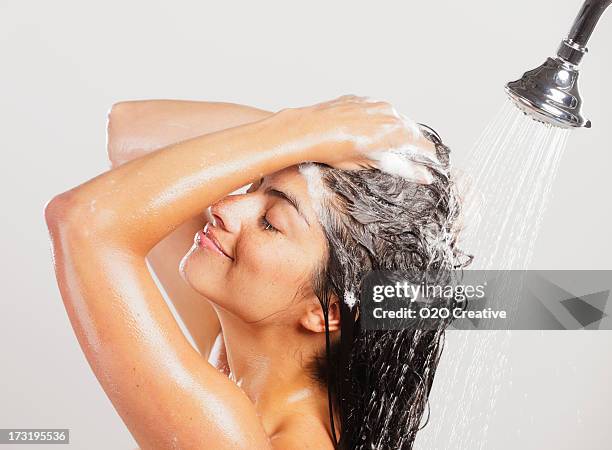 frau in der dusche - haare waschen frau stock-fotos und bilder