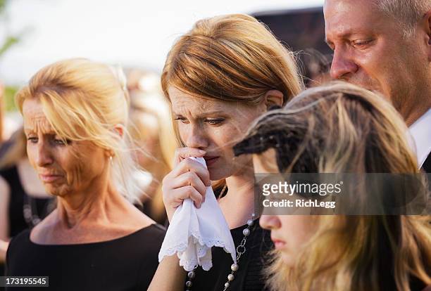 familie bei einer beerdigung - begräbnis stock-fotos und bilder