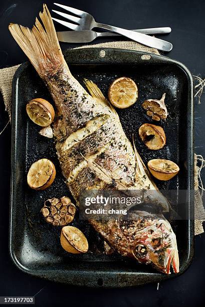 roasted red snapper - rode snapper stockfoto's en -beelden