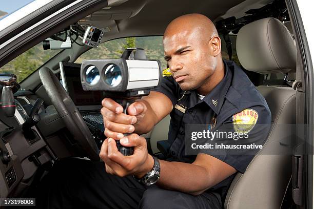 police officer checking vehicle speed with radar gun - lasergun stockfoto's en -beelden