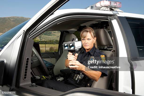 police officer checking vehicle speed with radar gun - lasergun stockfoto's en -beelden