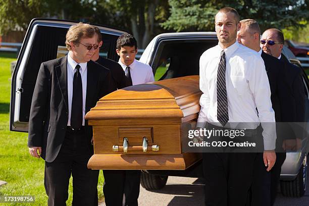 funeral pallbearers - leichenbestatter stock-fotos und bilder
