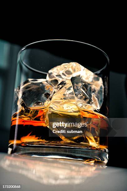 whiskey in glas mit eis - schottischer whisky stock-fotos und bilder