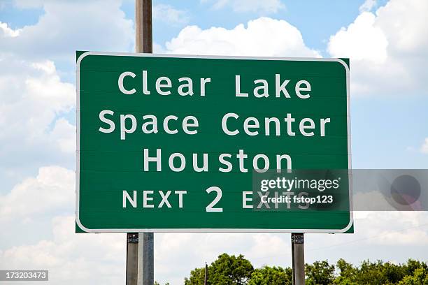texas highway sign showing exit space center houston. - nasa kennedy space center stockfoto's en -beelden