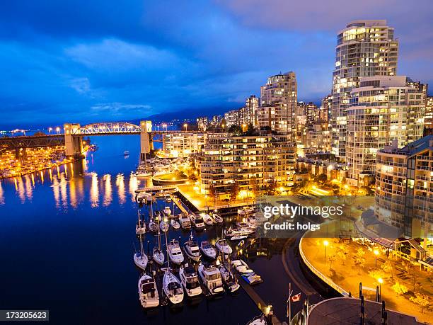 am wasser in vancouver bei nacht - vancouver skyline stock-fotos und bilder