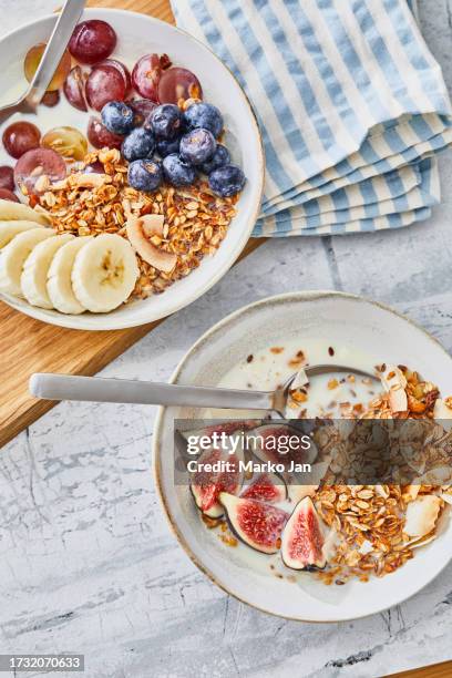 granola muesli healthy breakfast - carbohidrato fotografías e imágenes de stock
