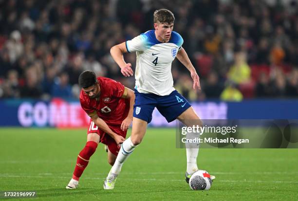 Charlie Cresswell of England runs with the ball whilst under pressure from Igor Miladinovic of Serbia during the UEFA U21 EURO Qualifier match...