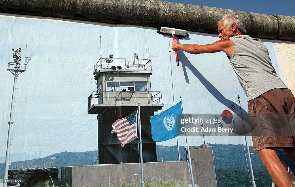 'Wall on Wall' Exhibition Shows Global Separation Borders On Former Berlin Wall