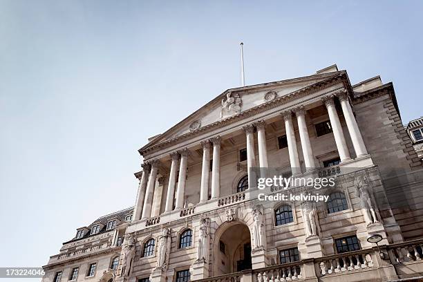 el banco de inglaterra en londres - banco fotografías e imágenes de stock