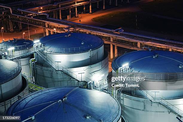 refinería de petróleo - oil tank fotografías e imágenes de stock
