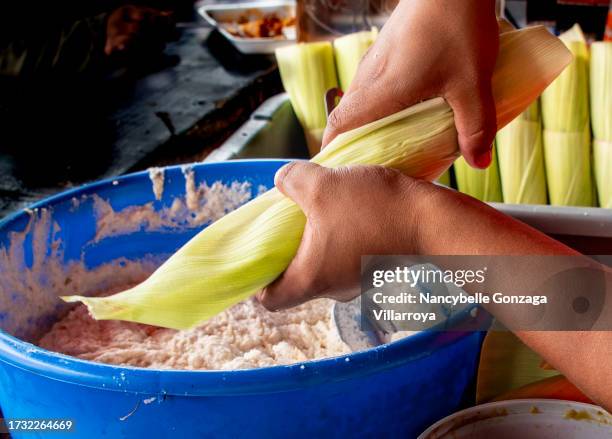 preparing tamales - tamal de maíz fotografías e imágenes de stock