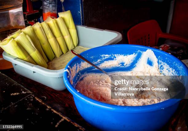 preparing tamales - tamal de maíz fotografías e imágenes de stock