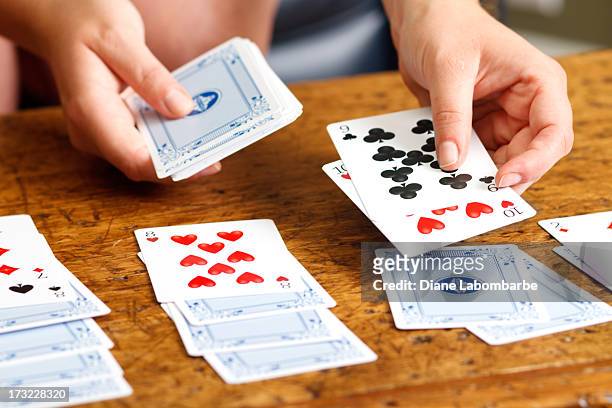hands playing solitaire card game - patience stockfoto's en -beelden