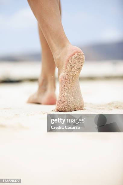 walking on sand - woman soles stockfoto's en -beelden