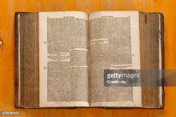 sehr altes buch von 164 - bijbel stock-fotos und bilder