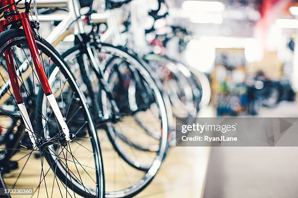 bicycle shop - groep fietsers stockfoto's en -beelden