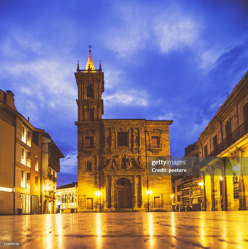 Oviedo casco antiguo de la ciudad por la noche.