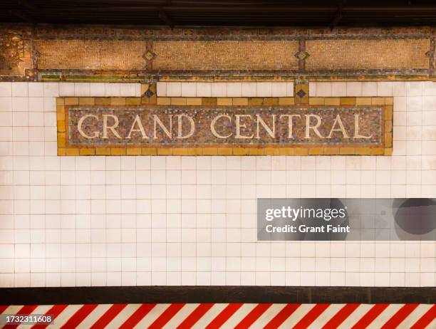 subway wall. - grand central terminal fotografías e imágenes de stock