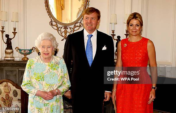 Britain's Queen Elizabeth II meets King Willem-Alexander and his wife Queen Maxima of the Netherlands at Windsor Castle on July 10, 2013 in Windsor,...