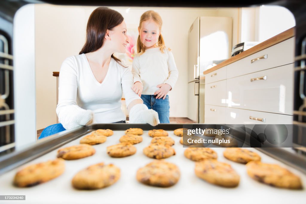 Mère et fille de cuire les cookies